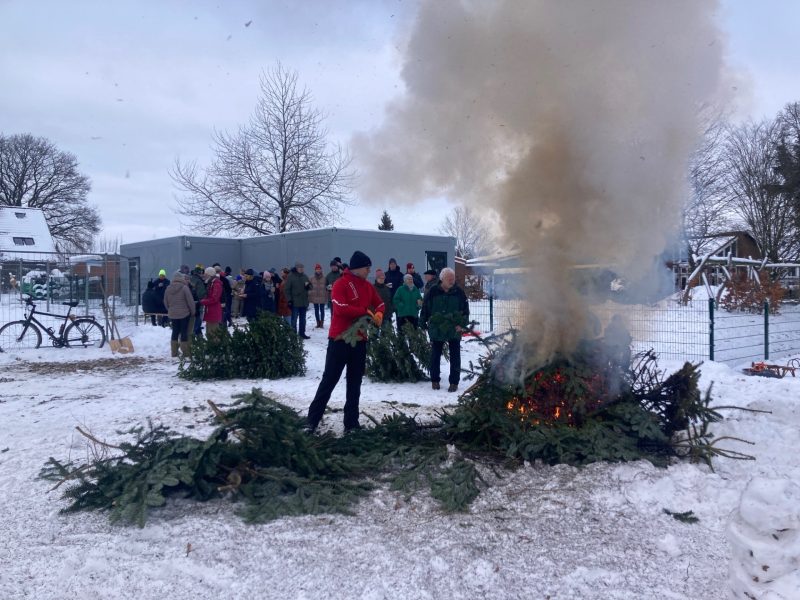 Traditionelles Weihnachtsbaumverbrennen bei herrlichem Winterwetter